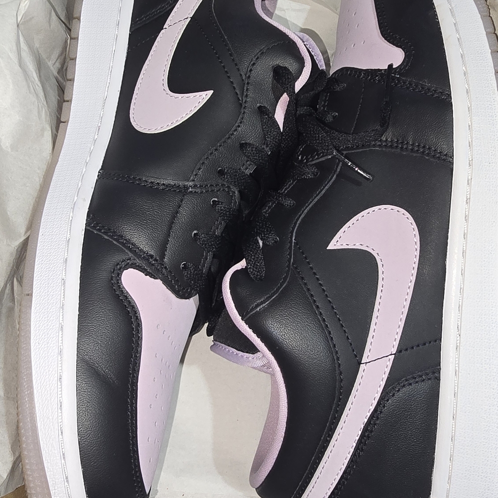 Air Jordan 1 Low SE Size 13 "Black/iced Lilac-white"